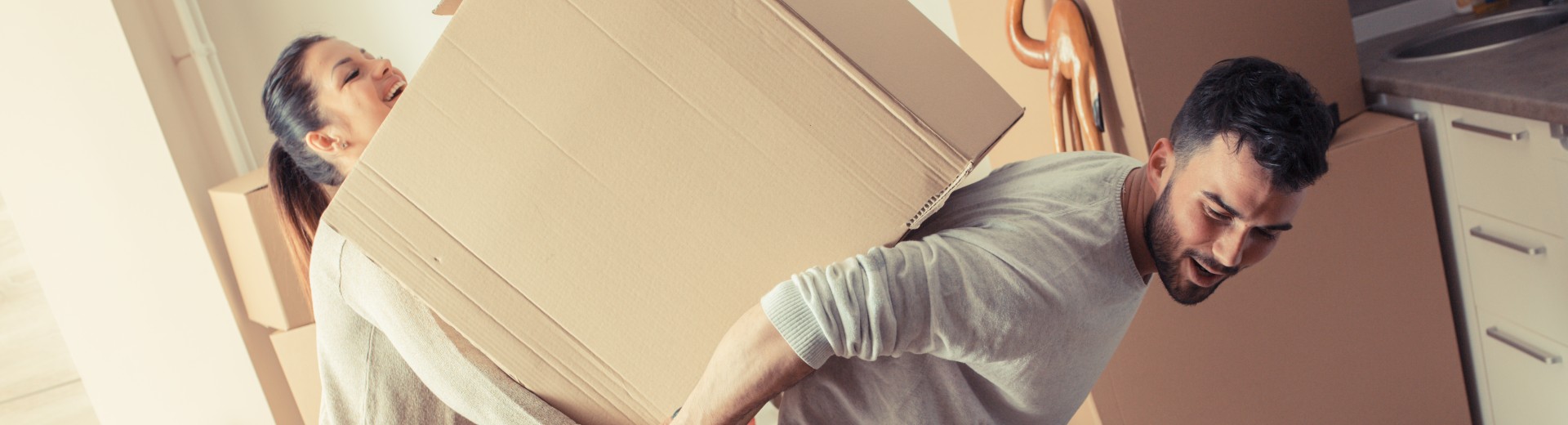 Ein Paar mit Umzugskartons