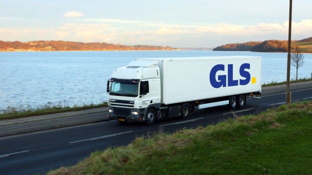 Un camion GLS roule près de l'eau