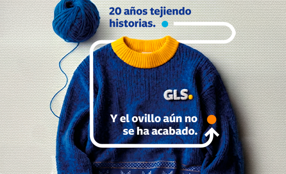 Jersey de punto azul con cuello amarillo y logotipo de GLS, junto a un ovillo de lana y un mensaje corporativo que celebra 20 años de historias y trayectoria de la marca.