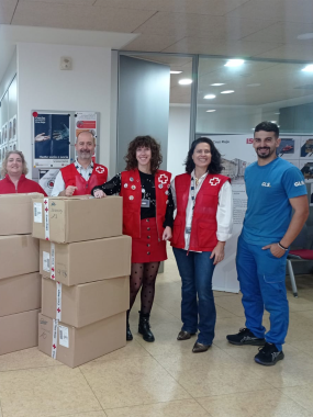Cruz Roja repartiendo ayuda a los afectados por la DANA en Valencia
