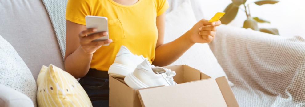 Jeune femme qui découvre son achat commandé sur internet