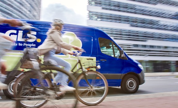 Van de livraison GLS qui traverse la ville