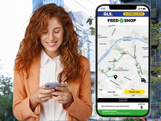 Couple clients GLS France consulte tracking FlexDeliveryService tablette 