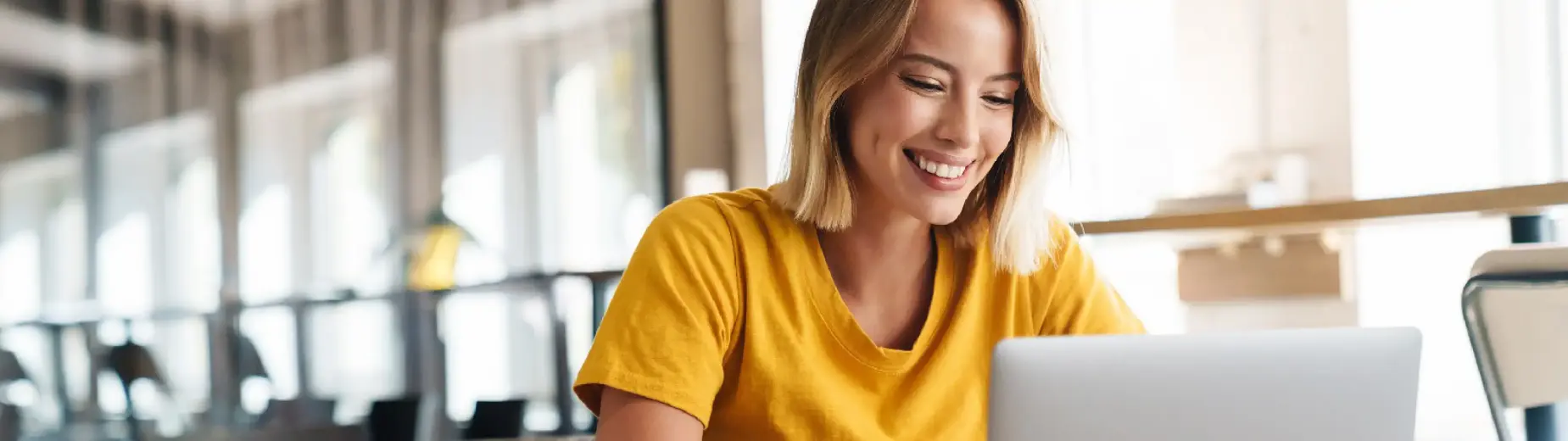 Une cliente qui fait le point sur ses expéditions depuis son espace YourGLS