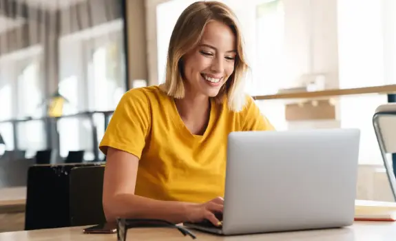 Une cliente qui fait le point sur ses expéditions depuis son espace YourGLS