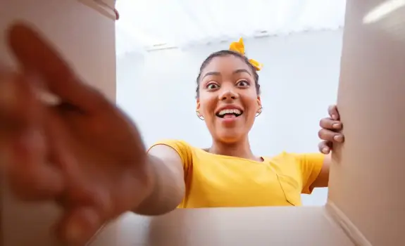 Chauffeur GLS France souriant décharge colis arrière camion