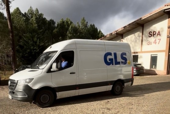 Un véhicule de livraison GLS stationné devant le refuge SPA du 47 lors d’une tournée solidaire organisée avec Ultra Premium Direct (Natura) pour soutenir les animaux abandonnés.