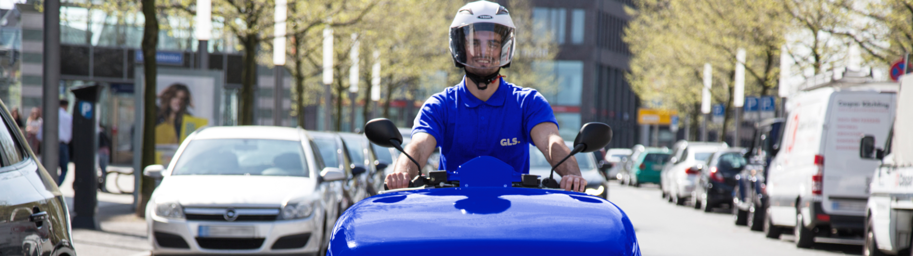 Kurier na e-skuterze dostarcza paczki Klientom