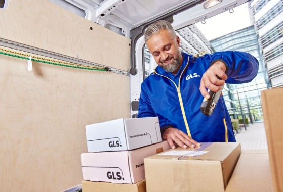 Distribuidor GLS a digitalizar encomendas no interior da carrinha 