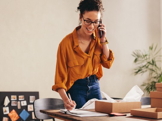 Senhora a preparar encomenda para envio com a GLS Portugal