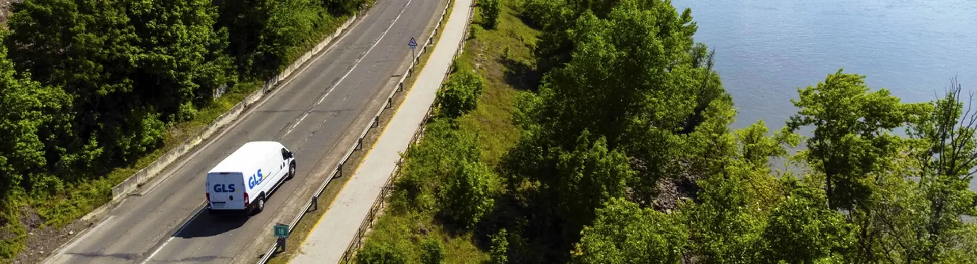 curier în fața mașinii de livrare