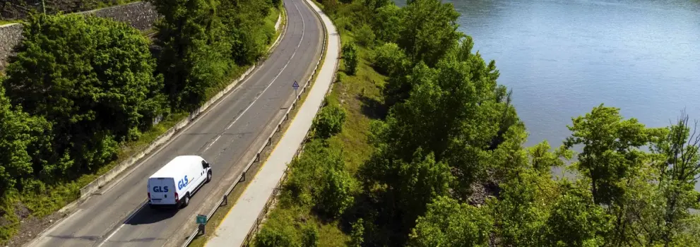 curier în fața mașinii de livrare