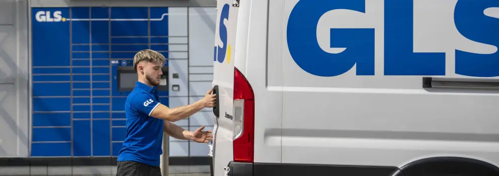 Kurir GLS raznaša pakete z vozilom GLS 